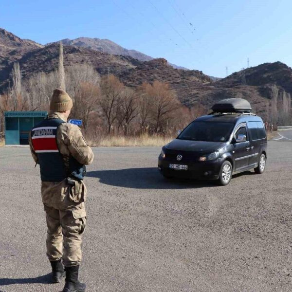 Jandarma ekiplerinin güvenlik kontrolü yaptığı Olur yol ayrımı-1