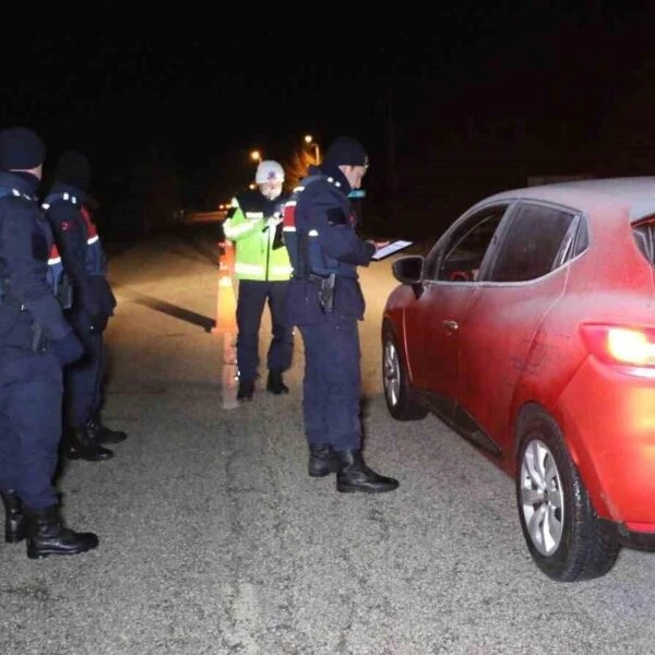 Jandarma ekiplerinin trafik kontrolü yaptığı görüntü-1