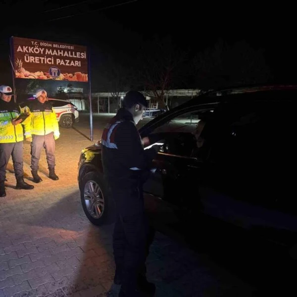 Jandarma ekiplerinin yeni yıl tedbirleri kapsamında Didim ilçesindeki denetimlerini gösteren fotoğraf-1