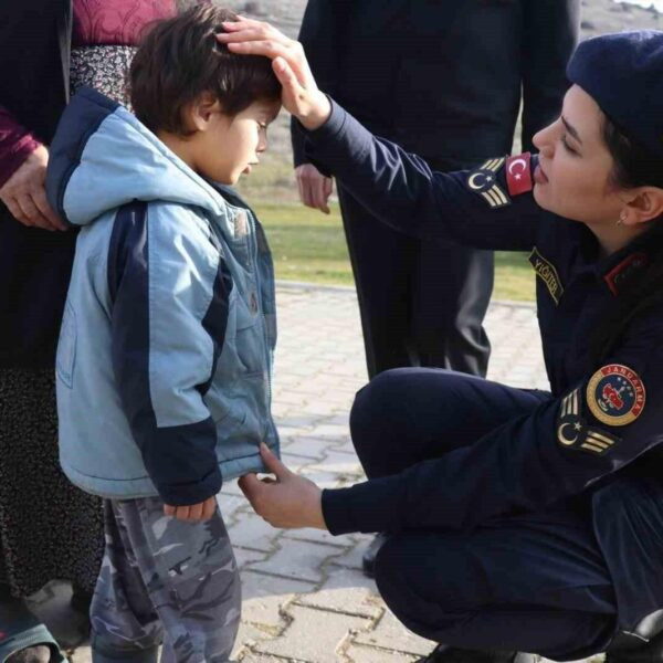 Jandarma personeli bir şehit ailesiyle görüşüyor-5