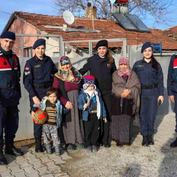 Jandarma personeli bir yaşlı vatandaşa yardım ediyor-3