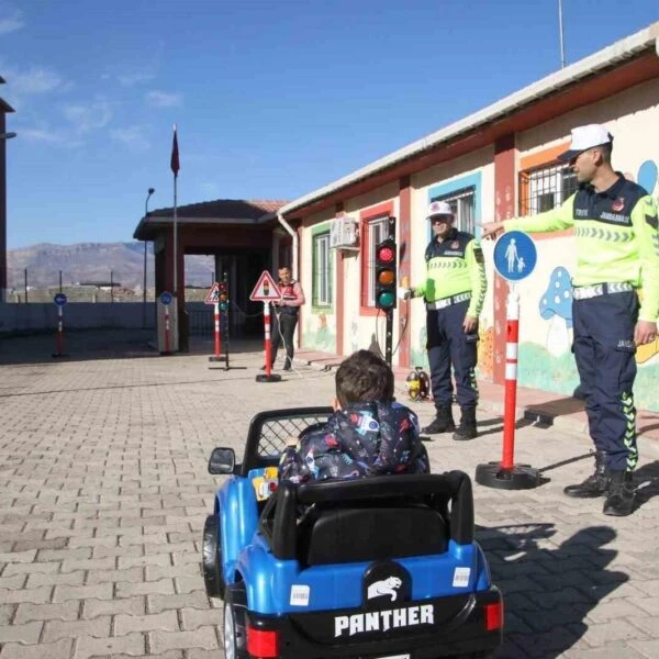 Jandarma personeli ile çocukların katılımıyla gerçekleştirilen eğitim etkinliği-1