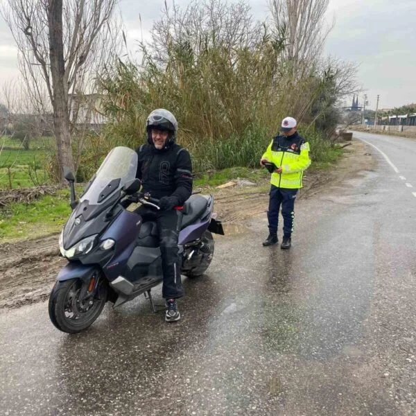 Jandarma personeli motosiklet sürücülerine trafik kuralları hakkında bilgi veriyor.-1