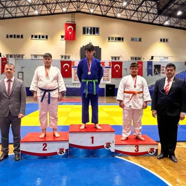 Judo müsabakalarında madalya alan sporcular