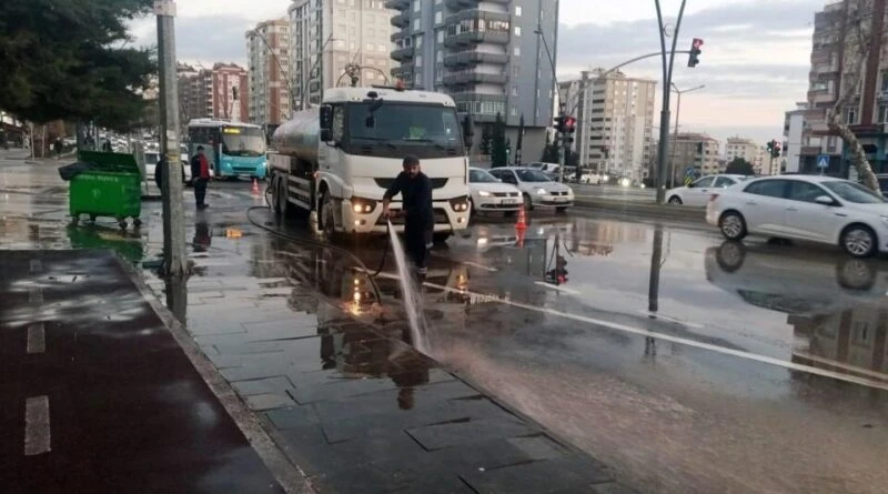 Kahramanmaraş Büyükşehir Belediyesi, Gece Gündüz Demeden Temizlik Çalışmalarına Devam Ediyor 1