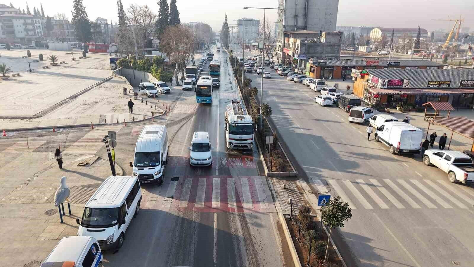 Kahramanmaraş Büyükşehir Belediyesi, Şehir Merkezindeki İnşa Faaliyetleri Sonrası Tozu En Aza İndirmek İçin Temizlik Çalışmalarını Sürdürüyor