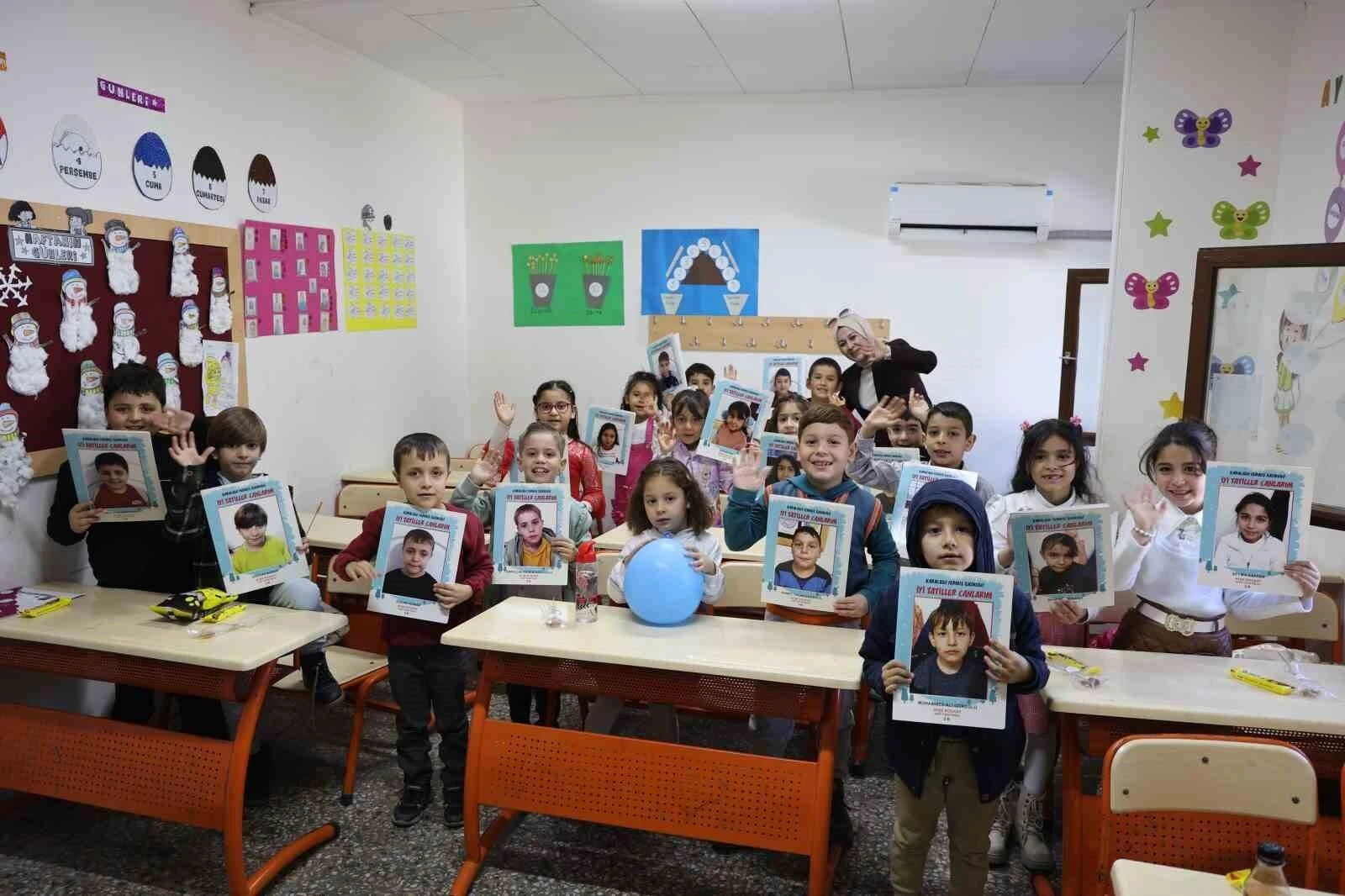 Kahramanmaraş’ta Depremzede Çocuklar Karne Sevinci Yaşattı