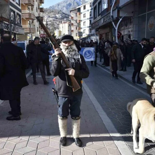 Kalandar geleneği kapsamında yöresel kıyafetler giyen vatandaşların kortej yürüyüşü sırasında caddeyi doldurmuş hali.-4