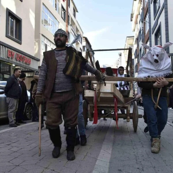 Kalandar geleneği kapsamında yöresel kıyafetler giyen vatandaşların kortej yürüyüşü sırasında caddeyi doldurmuş hali.-7