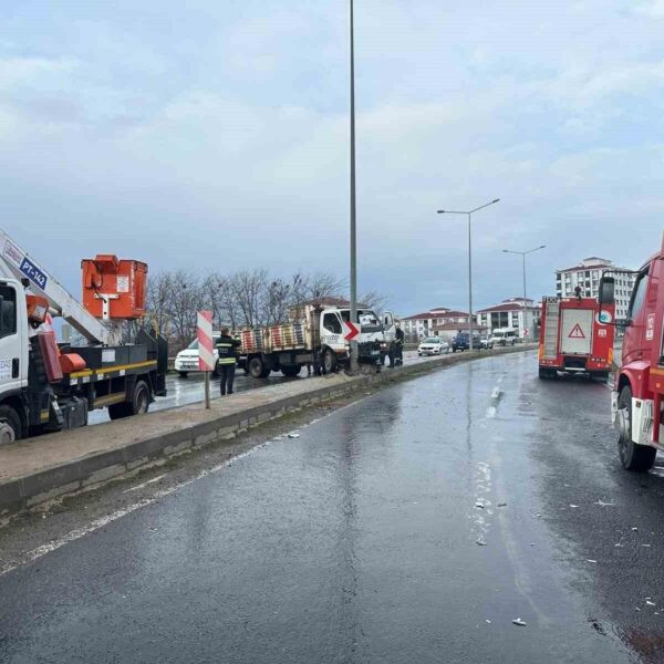 Kamyonetin aydınlatma direğine çarptığı kaza anı-1