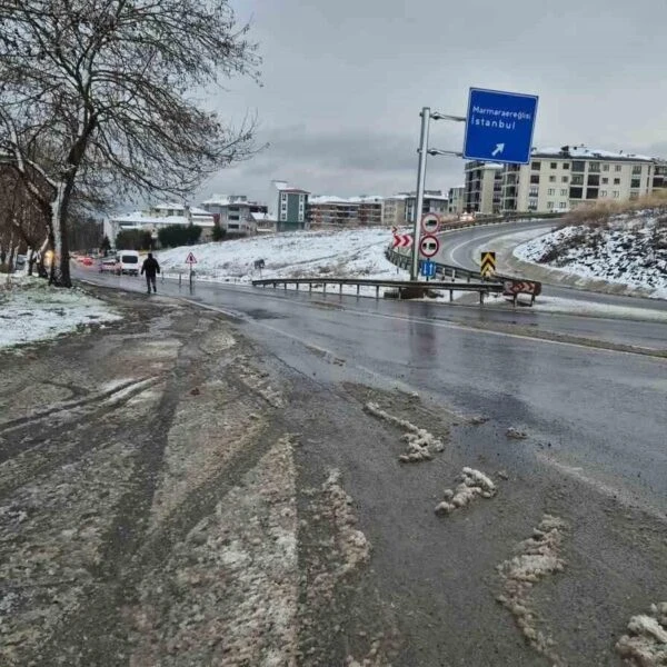 Kar yağışının ardından beyaz bir örtüyle kaplanan Süleymanpaşa ilçesi-1