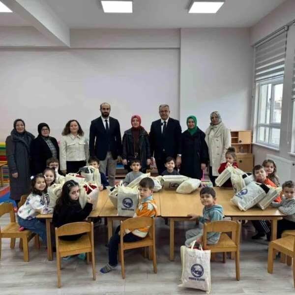 Karabiga Belediye Başkanı Ahmet Elbi çocuklara mont ve bot hediye ediyor-3