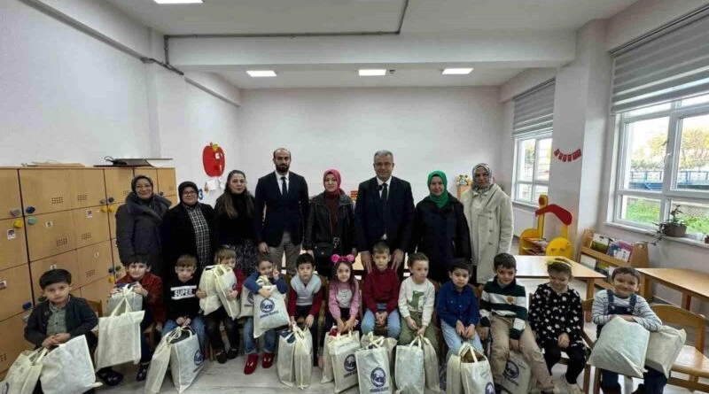 Karabiga Belediye Başkanı Ahmet Elbi, Çocuklara Mont ve Bot Hediye Etti 1