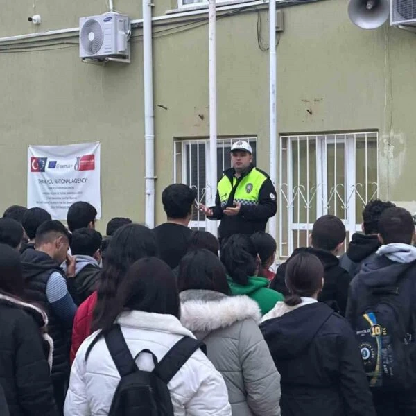 Karacasu İlçesi Emniyet yetkilileri öğrencilere trafik güvenliği konusunda bilgi veriyor.-2