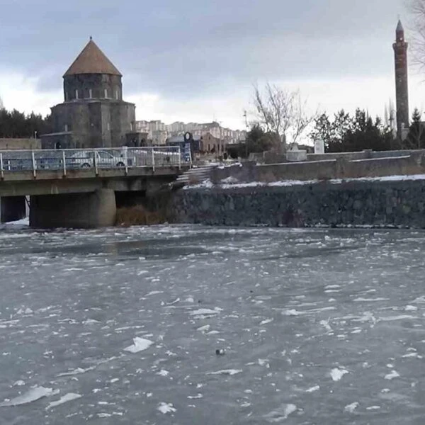 Kars Çayı'nın donmuş hali