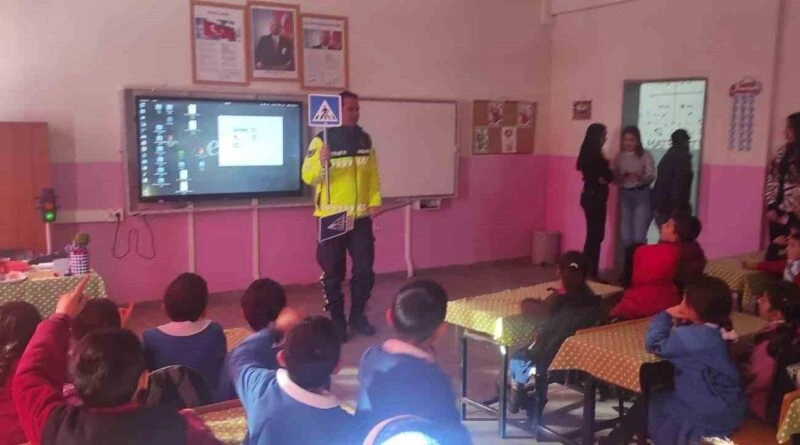 Kars Jandarması, Selim Kaynarlı Köyü İlkokulu Öğrencilerine Trafik Güvenliği Eğitimi 1