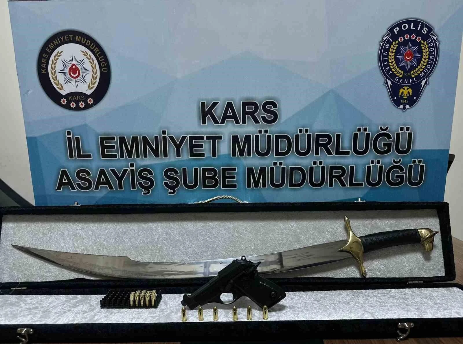 Kars’ta Eğlence Merkezinde Operasyon, Silah ve Mühimmat Ele Getirildi