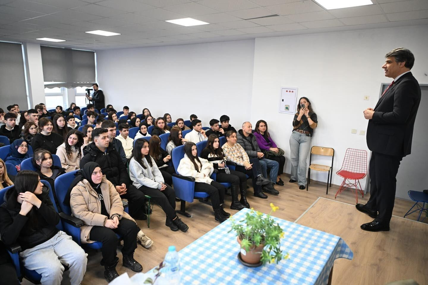 Kartepe Belediye Başkanı Mustafa Kocaman, Kartepe Anadolu Lisesi Öğrencileriyle Buluştu ve Gençlere Önemli Tavsiyelerde Bulundu