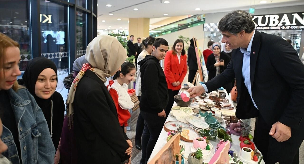 Kartepe’de Özel Öğrencilerin El Emeğiyle Yapılan 400 Eser Sergisi Ziyaretçilere Açıldı