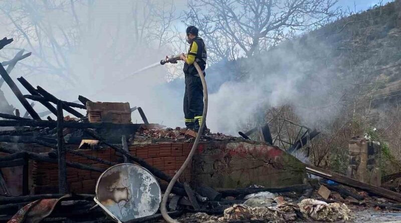 Kastamonu'nun Cide İlçesinde Ev Yangını 1