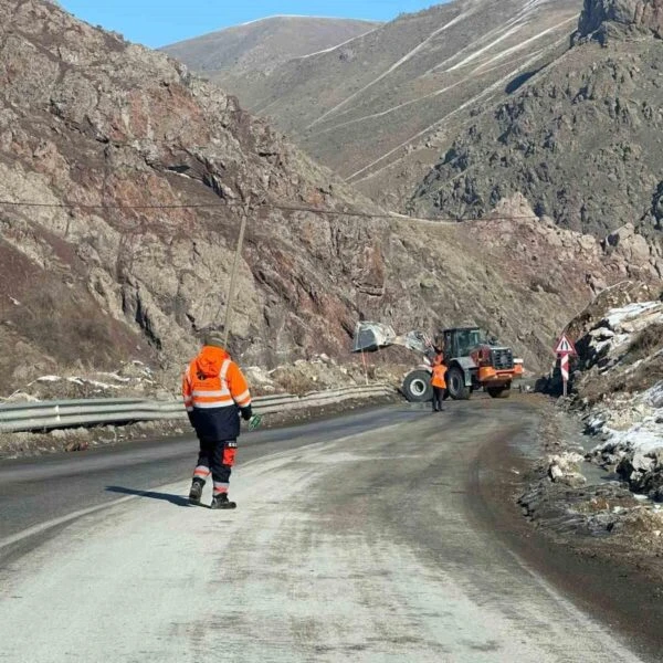 Kaya düşmesi sonrası temizlik çalışmaları-1