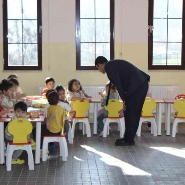 Kaymakam Abdüssamed Kılıç, minik öğrencilerle oyun oynuyor.-1