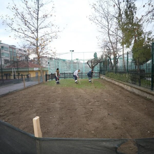 Kaynak Mahallesi'nde yapılan park bakım çalışmaları.-2