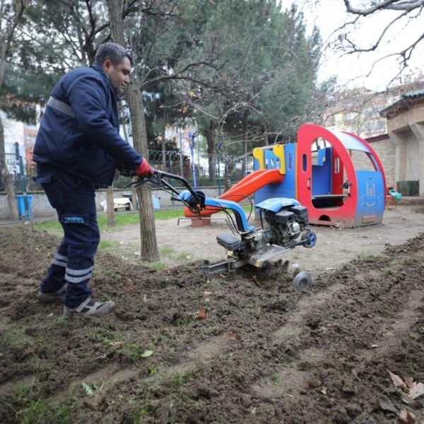 Kaynak Mahallesi'nde yapılan park bakım çalışmaları.-4