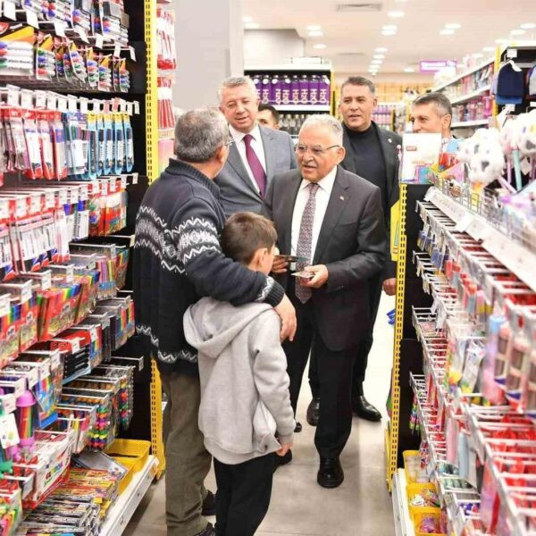 Kayseri Büyükşehir Belediye Başkanı Büyükkılıç, Kumsmall Alışveriş Merkezi'nde alışveriş yapan vatandaşlarla sohbet ediyor.-4