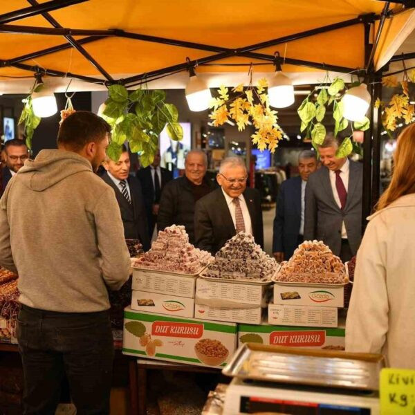 Kayseri Büyükşehir Belediye Başkanı Büyükkılıç, Kumsmall Alışveriş Merkezi'nde esnaf ile görüşüyor.-5