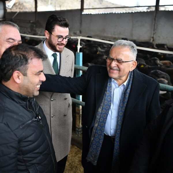 Kayseri Büyükşehir Belediye Başkanı Dr. Memduh Büyükkılıç, Kayseri Manda Yetiştiricileri Birliği üyelerine 100 adet damızlık erkek manda teslim ediyor.-1