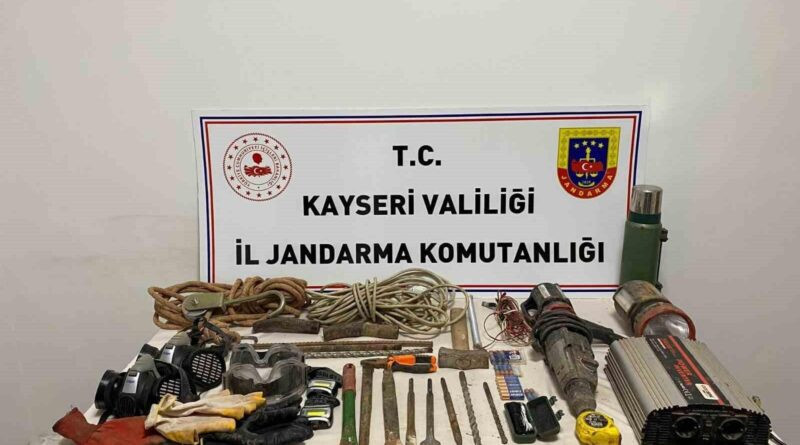 Kayseri'de Başhöyük Tümülüsü'nde Kaçak Kazı Yaparak 4 Şahıs Suçüstü Yakalandı 1