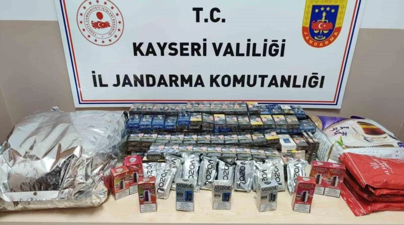 Kayseri'de Kaçak Çay ve Tütün Taşıyan Tır Yakalandı 1