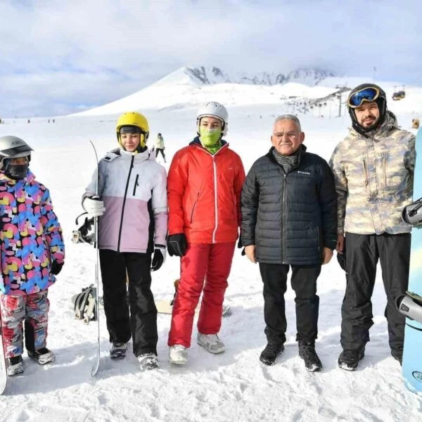 Kayseri Erciyes Kayak Merkezi'nde kayak yapanlar-4