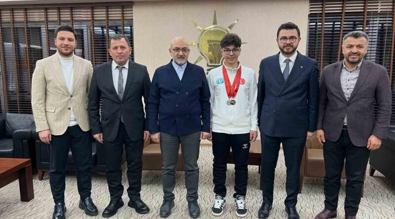 Kayseri'nin Ömer Faruk Deliktaş, Snowboard FIS Çocuk Kupası'nda Altın Madalya Kazandırdı 1