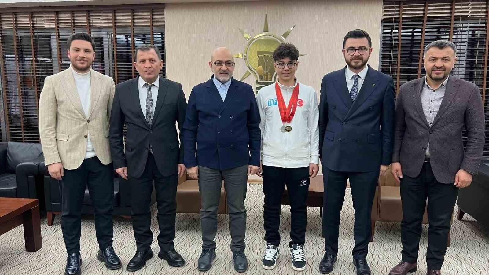 Kayseri’nin Ömer Faruk Deliktaş, Snowboard FIS Çocuk Kupası’nda Altın Madalya Kazandırdı