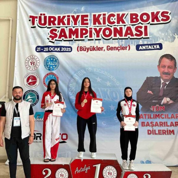 Kayseri Spor Kulübü sporcularının Türkiye Kick Boks Şampiyonası'nda aldıkları madalyalar-1