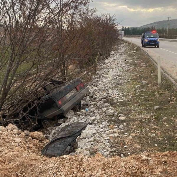 Kazada yaralanan sürücü ambulansla hastaneye kaldırılıyor-2