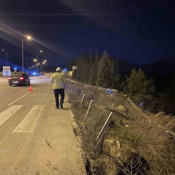 Kazada yaralanan sürücü sağlık ekipleri tarafından ambulansla kaldırıldı.-2