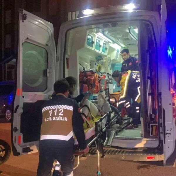 Kazada yaralananlar ambulansla hastaneye kaldırılıyor-2