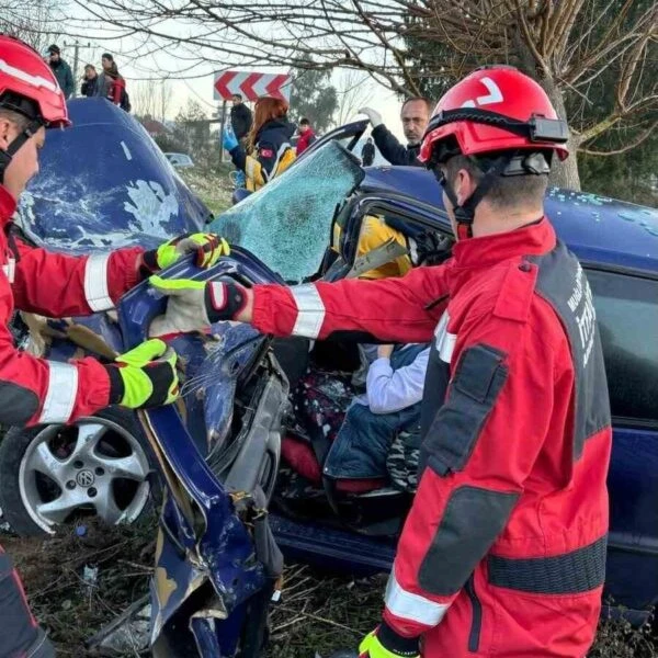 Kazada yaralı kurtarma çalışması-4