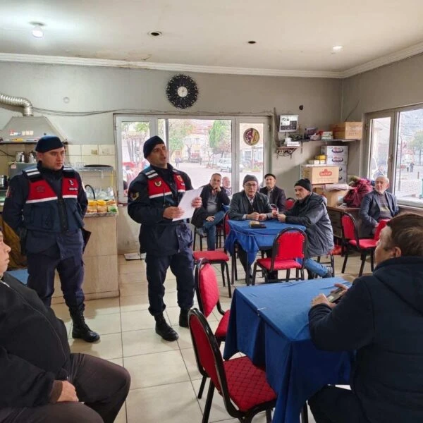 Kırkağaç'ta çiftçilere dolandırıcılık bilgilendirme broşürü dağıtılıyor.