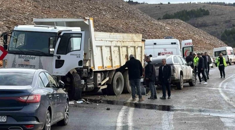 Kırşehir'de Buzlanma Sonucu Trafik Kazasında 4 Kişi Yaralandı 1