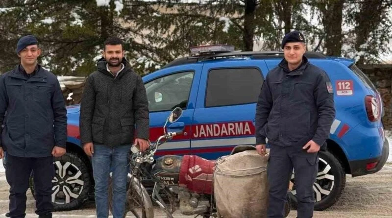 Kırşehir Jandarma'sı Çalınan Motosikleti Tespit Etti ve Sahibine Teslim Etti 1