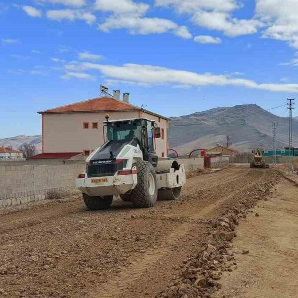 Kış şartlarına rağmen yol çalışmaları devam ediyor-2