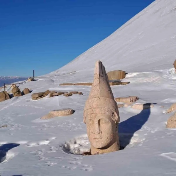 Kışın Karlı Nemrut Dağı Manzarası-1