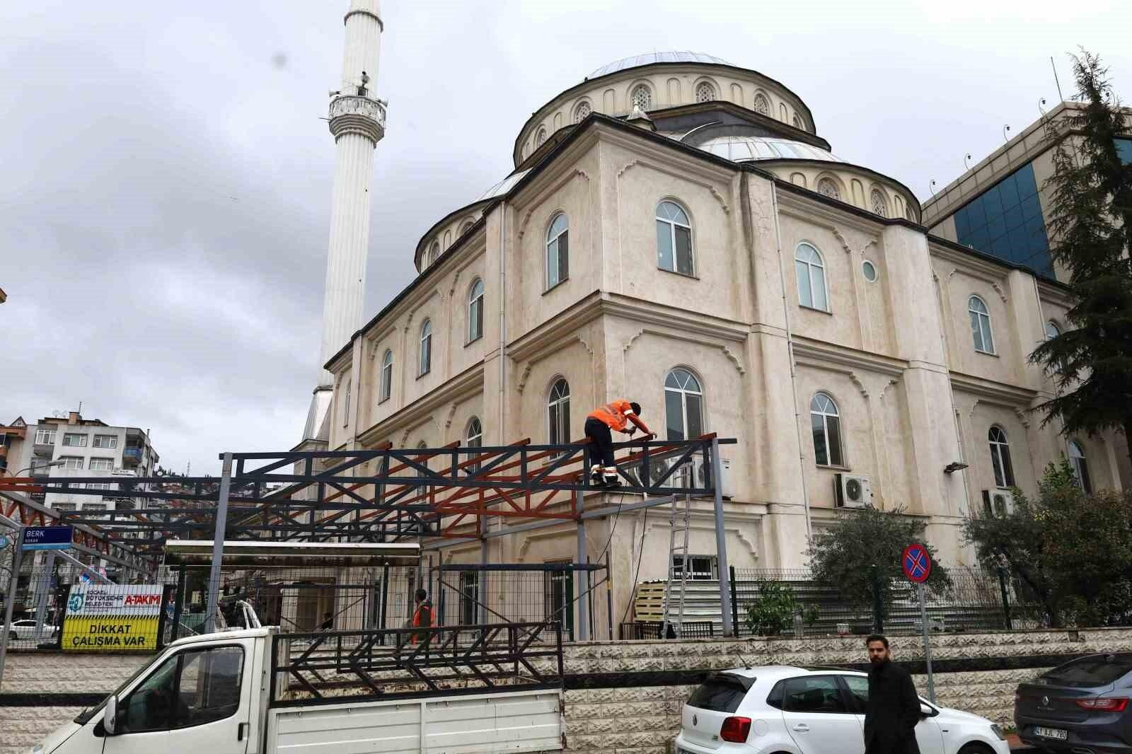 Kocaeli Büyükşehir Belediyesi, İzmit Eren Camii’ne Sundurma Yapımı