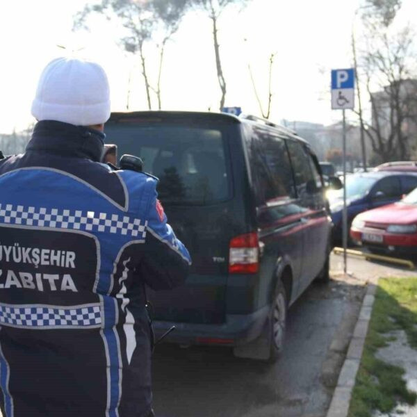 Kocaeli'de hatalı park eden araçlar trafik akışını etkiliyor.