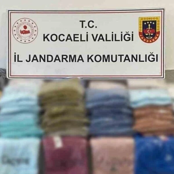 Kocaeli Jandarma'nın yaptığı operasyonda sahte ürünler ele geçirildi.