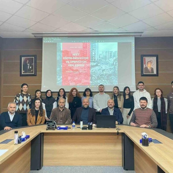 Kocaeli Üniversitesi Mimarlık Bölümü öğrencileri ve öğretim üyeleri-1